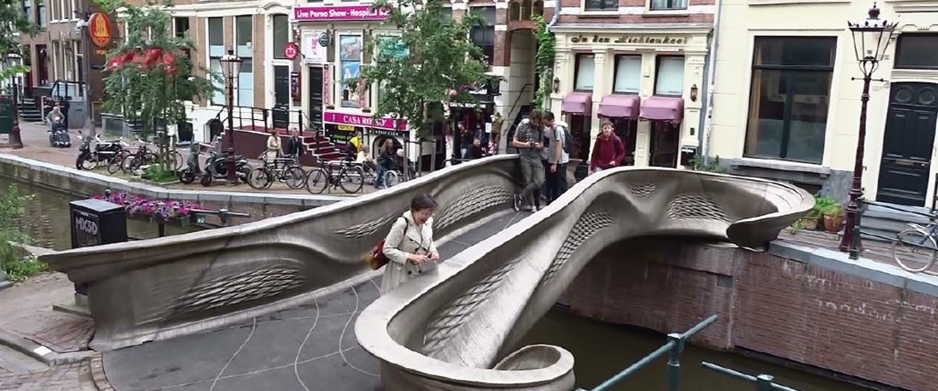 Primeira ponte feita com impressora 3D é instalada na Holanda .